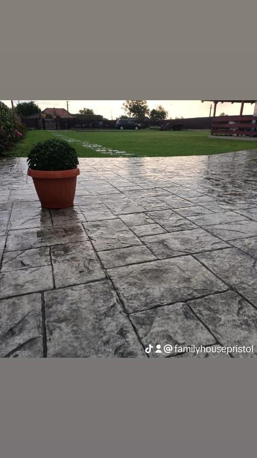 Family House Pristol Apartment ภายนอก รูปภาพ